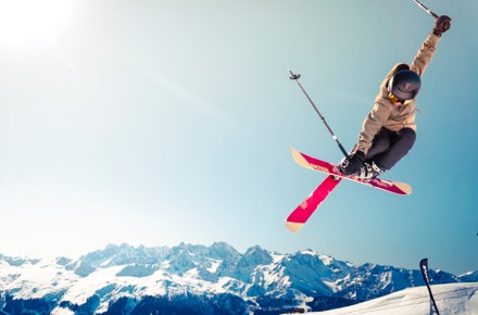 Sport invernali, il ginocchio degli sciatori continua a fare crack: dagli esperti i 10 consigli per prevenire e curare gli infortuni in pista.